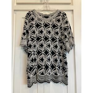 Solitaire 1X black white scalloped embroidered tunic